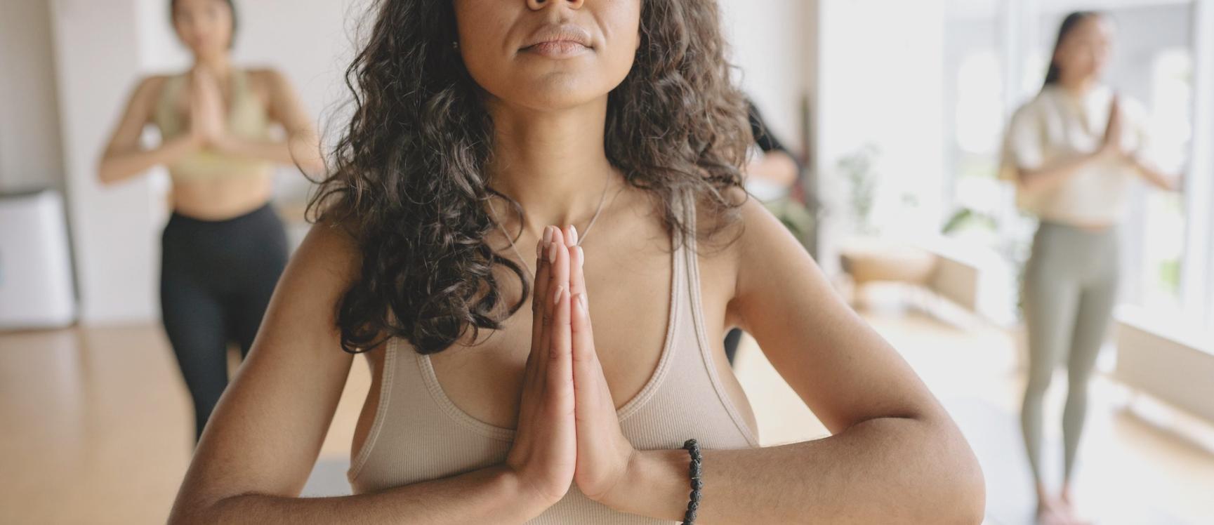 Detalle de práctica de yoga con enfoque en alineación y respiración